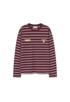 Langärmliges kastanienbraunes Shirt mit horizontalen weißen Streifen, mit gelbem Text "Delightful Moments" und "Brownie Club" auf der Vorderseite.