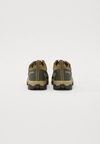 Oliwkowe buty outdoorowe z teksturowanym, amortyzującym wierzchem, wyposażone w wspierające zapiętki i wytrzymałe gumowe podeszwy oferujące przyczepność.