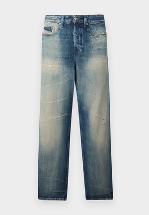 Vaqueros azules de pierna recta con efecto desgastado, detalles desgarrados, bolsillos delanteros, cierre de botón y cremallera, presentados sobre un fondo liso.