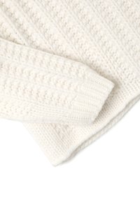 Weißer Strickpullover mit strukturiertem Rippenmuster und lockerer Passform. Der Stoff wirkt weich, mit einer groben Webart und detaillierten Nähten.