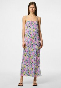 Vestido largo floral con tirantes finos, que presenta rosas rosas y amarillas sobre un fondo de rayas lavanda, fabricado con un tejido ligero.