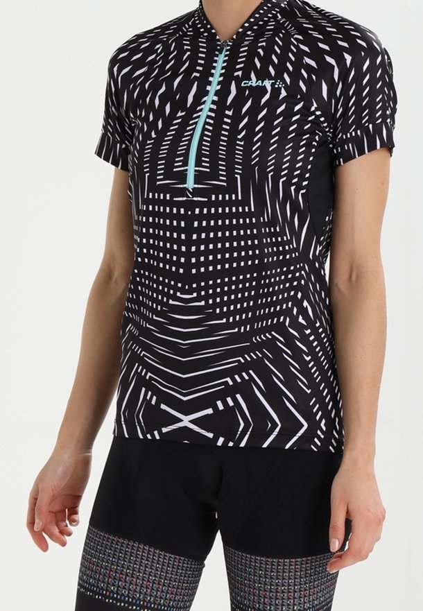 Jersey de ciclismo de manga corta, negro, con patrones geométricos en blanco, que presenta un cierre frontal de media cremallera y una textura suave y elástica.