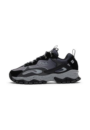 Low-top FILA sneaker i sort og grå med sprættet sål, snørehager, trækflapper og teksturerede paneler.