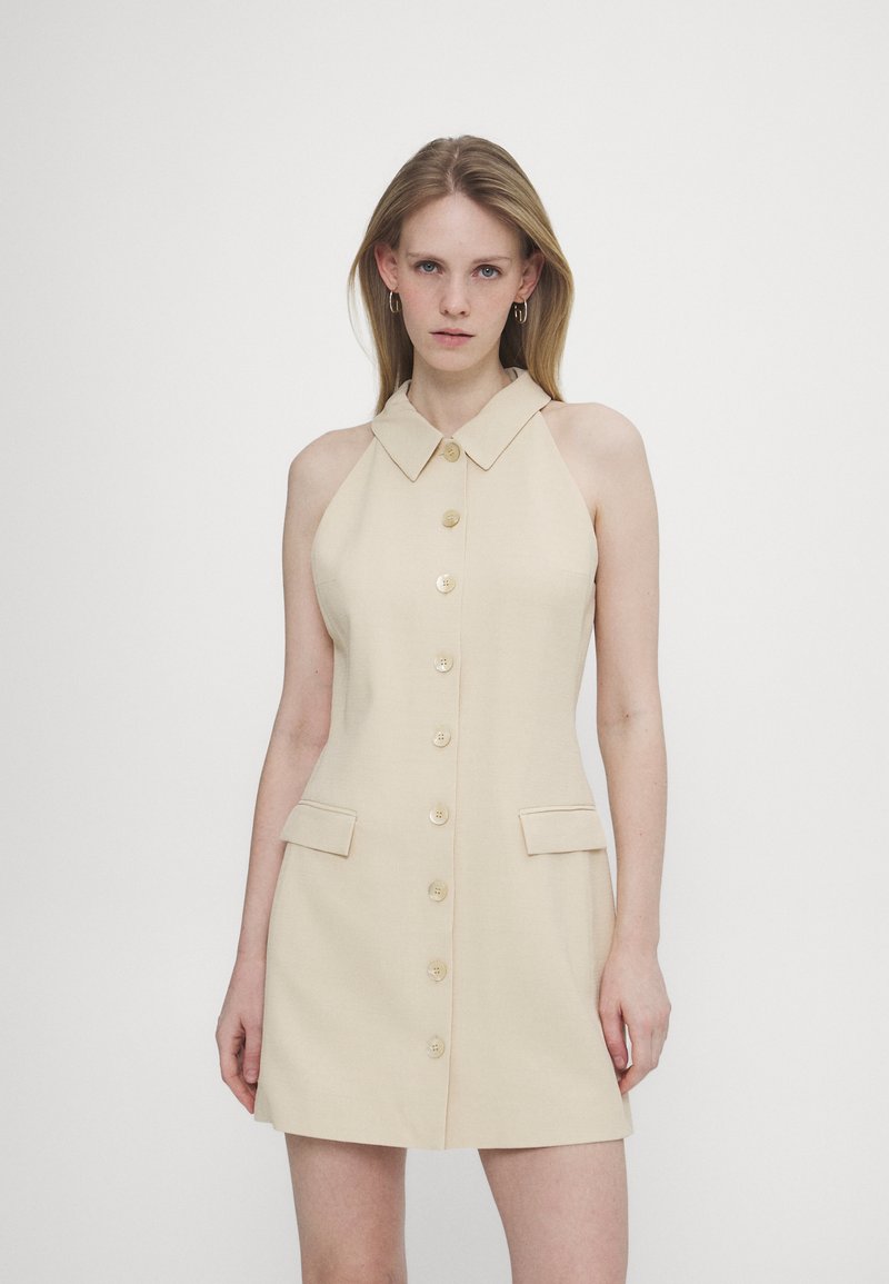 Beige ärmelloses Kleid mit Kragen, Frontknöpfen und Seitentaschen. Glattes Gewebe mit einer dezenten Textur und taillierterPassform.
