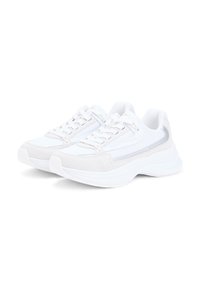 Λευκά αθλητικά παπούτσια με επάνω μέρος από σουέτ και δίχτυ, με χοντρή λευκή σόλα, ασημένιες λεπτομέρειες και παραδοσιακό σύστημα κορδονιών.