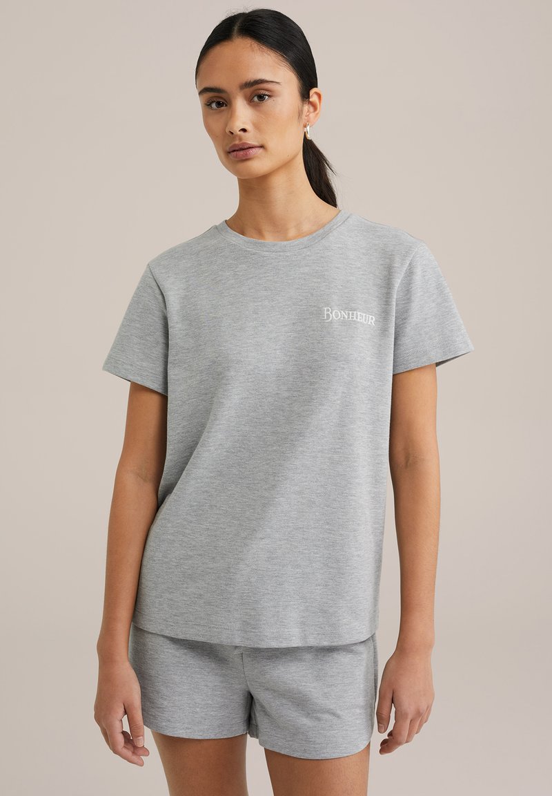 Siva bombažna majica s kratkimi rokavi, okroglo ovratnikom in napisom "BONHEUR". Ujemajoče se sivi kratki hlače, oboje s prijetno mehkobo.