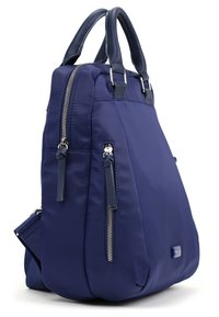 Mörkblå handväska med dubbla topphandtag, vertikal framficka med dragkedja och metalliska dragkedjefunktioner, tillverkad av slät tygmaterial.