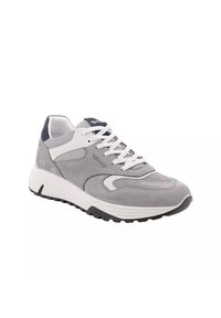 Scarpa atletica grigia con materiali scamosciati e in rete, dettagli bianchi, punta rotonda e suola testurizzata. Caratterizzata da lacci e logo sulla linguetta.