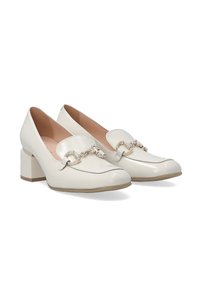Witte lakleren loafers met blokhak en een decoratieve kettingaccent op de band, met een gladde, glanzende afwerking.