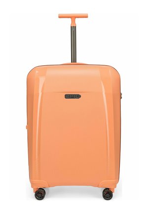 Valise rigide orange avec quatre roues pivotantes noires, poignée télescopique et logo de la marque "EPIC" sur le devant.