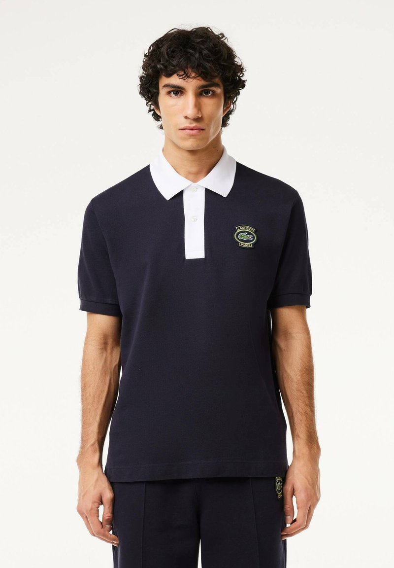 polo lacoste blanc rouge bleu