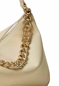 Borsa beige con una texture liscia e opaca, dotata di una shiny catena dorata come tracolla e una chiusura con zip lungo il bordo superiore.
