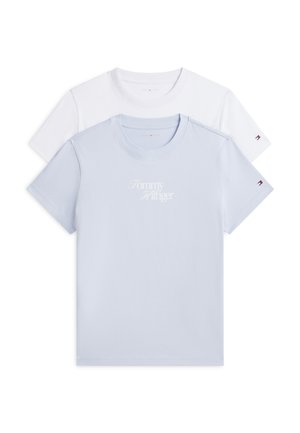 Twee T-shirts met korte mouwen en ronde hals, één lichtblauw met wit scriptlogo op de borst, één effen wit aan de achterkant, beide met een klein logo op de linkermouw.