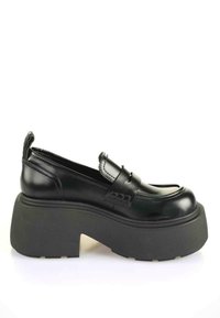 Melni ādas loafers ar masīvu melnu gumijas platformas zoli, ar siksniņas detaļu priekšpusē un gludu, spīdīgu apdares virsmu.