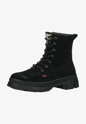 Schwarze Wildleder-Schnürstiefel mit einer robusten Gummisohle und verstärkter Zehenpartie, mit metallen Ösen und einer Nahtstruktur an der Seite.