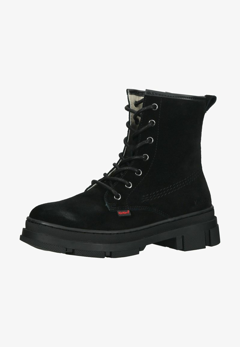 Stivaletti in suede nero con lacci, suola in gomma spessa e punta rinforzata, dotati di occhielli in metallo e dettagli di cucitura sui lati.