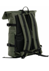 Zaino a rotolo in tessuto verde scuro, con supporto per la schiena in rete nera, spallacci regolabili e tasche laterali con zip. Design rettangolare.
