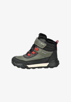 Groene en zwarte hoge laarzen met een rubberen zool, een met bont gevoerde kraag, rode accenten en een verstelbare band. Ontworpen voor gebruik buitenshuis.