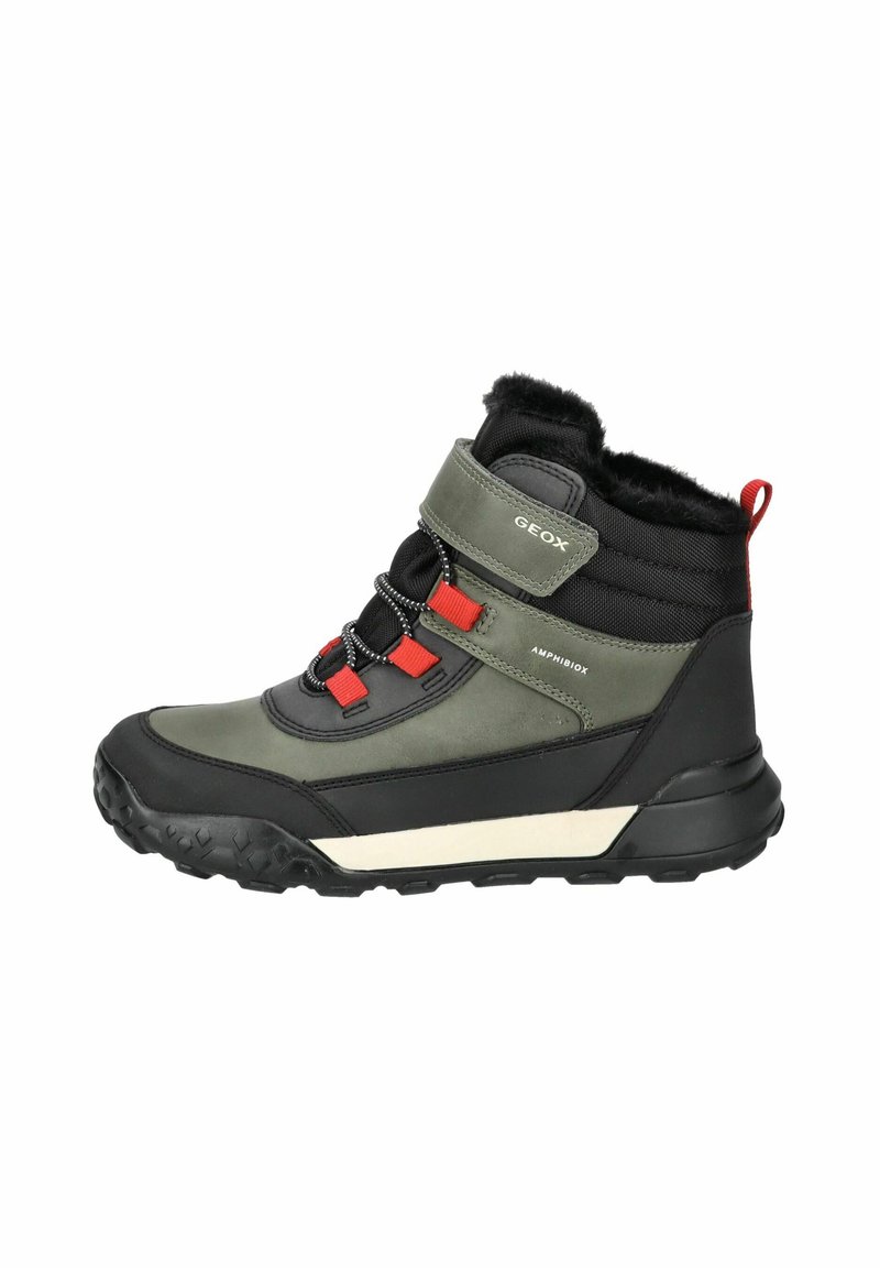 Botas altas verdes y negras con suela de goma, cuello forrado de piel, acentos rojos y correa ajustable. Diseñadas para uso exterior.