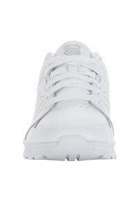 Baskets blanches avec une tige en cuir texturé, bout rond et œillets renforcés. Présente des lacets plats et un logo sur la languette.