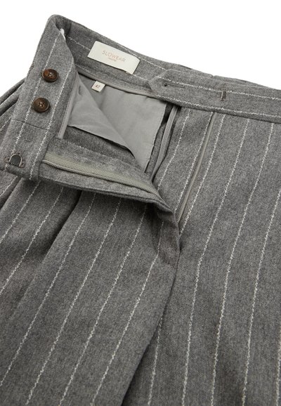 Pantaloni di lana grigia con righe bianche, dotati di chiusura con zip e bottone. Fodera interna grigia chiara. Etichetta con la scritta "SLOWEAR."