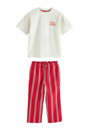 Wit T-shirt met korte mouwen en tekst "Happy Holidays", gecombineerd met een rode broek met verticale groene, witte en zwarte strepen en een tailleband met trekkoord.
