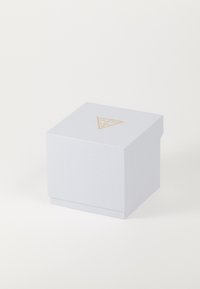 Boîte cadeau carrée blanche avec une finition texturée, présentant un logo triangulaire doré. Design simple, sans matériel ou accents visibles.