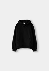 Sudadera con capucha negra, con bolsillo canguro frontal y capucha con cordón, mostrada sobre un fondo blanco liso.