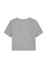 Grå kortärmad t-shirt tillverkad av ribbat tyg. Den har korta ärmar och en rund hals, med en enkel design och inga synliga tryck.