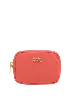 Pequeño bolso rectangular de coral con cremallera dorada y el logotipo "BIMBA Y LOLA" en letras doradas en el frente.