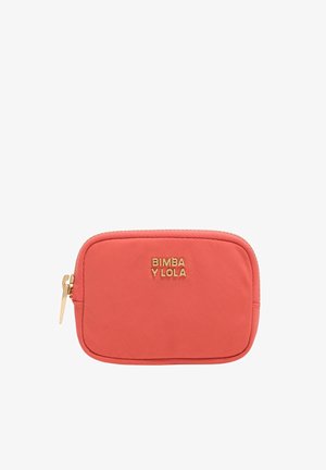 Pequeño bolso rectangular de coral con cremallera dorada y el logotipo "BIMBA Y LOLA" en letras doradas en el frente.