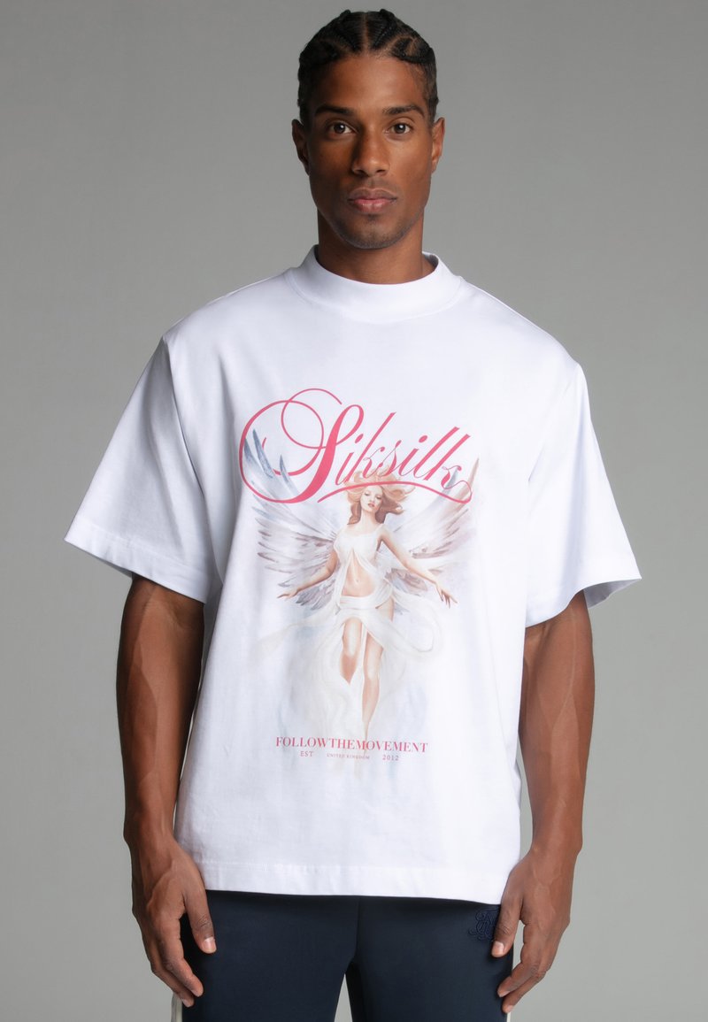 Valge lühikeste varrukatega puuvillane t-särk, kus on suur graafika ingellikust figuurist, all on roosa tekst "SikSilk" ja "JÄLGI LIIKUMIST".