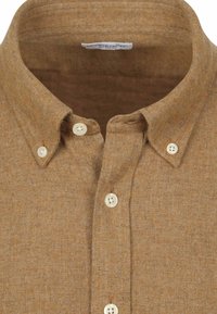 Bruine textuurbutton-down shirt met een traditionele kraag en drie off-white knopen op de sluiting. Soepele stof met een subtiele diepte.