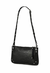 Svart läder crossbody-väska med en slät textur, dragkedjestängning och silverfärgade detaljer på remmen och kroppen.
