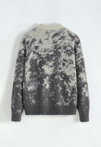 Pull en tricot avec un motif abstrait gris et crème, des bords-côtes aux poignets et à l'ourlet, un col arrondi et des manches longues.