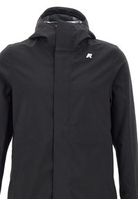 Giacca impermeabile nera con colletto alto, zip frontale e accento con logo. Texture liscia con un motivo a scacchi per l'inserto interno.