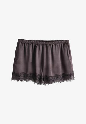 Sötétszürke szatén rövidnadrág elasztikus derékpánttal és fekete csipke díszítéssel az alsó szegély mentén, fehér háttéren elrendezve.