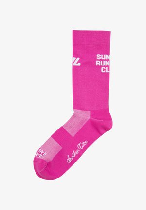 Calza crew rosa brillante con testo bianco che dice "Sun Run Club" e "Ashton Cotton", con rinforzi nelle aree del tallone e della punta di un rosa più chiaro.