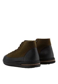 Sneaker alta in lana di un verde oliva scuro, con punta e tallone in gomma nera, e dettagli marroni sulla suola intermedia.