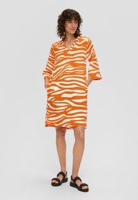 Orange- und weiß gestreifton Kleid mit V-Ausschnitt, Dreiviertelärmeln und seitlichen Taschen. Aus leichtem Stoff gefertigt.