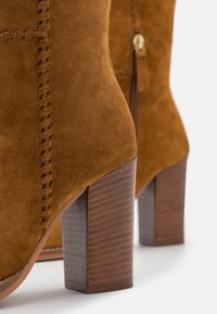 Bruno Premi Botas de tacón - cognac