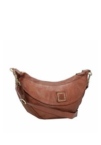 Braune Ledertasche mit Schulterriemen, curved Design, strukturierte Oberfläche, Metallnieten auf der Vorderseite und verstellbarem Riemen.