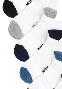 Chaussettes en coton pour la cheville de couleur blanche avec des talons et orteils colorés : noir, gris, marine et bleu. Comprend des poignets côtelés et le logo "NEXT".