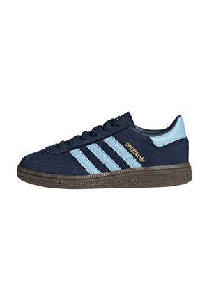 Zapatilla Adidas Spezial azul marino con rayas azul claro, lengüeta del talón azul claro, cordones negros y suela marrón texturizada.