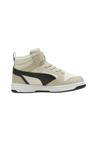 Sneaker alte beige con accenti neri, materiale in pelle sintetica, chiusura con lacci e fascia in Velcro. Presentano una punta rotonda e una suola texturizzata.