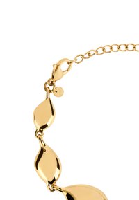 Złoty bransoletka z połączonymi, wydłużonymi elementami w kształcie liści o polerowanej powierzchni oraz z zapięciem na zatrzask w kształcie homara.