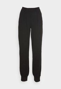 Czarne spodnie z gładkiego materiału, o zwężanym kroju, z elastycznymi mankietami i przednimi plisami dla dodatkowego detalu.