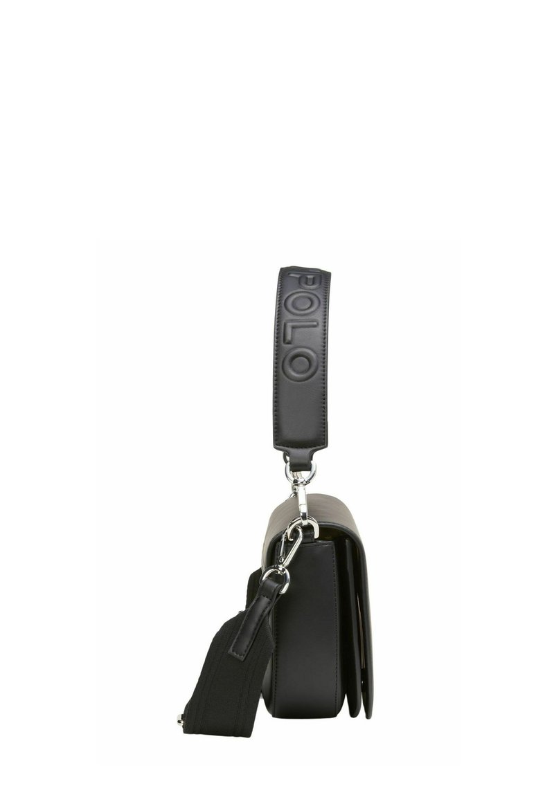 Schwarze Lederhandtasche in rechteckiger Form, mit einem strukturierten Schulterriemen, silbernen Beschlägen und geprägtem Logo-Detail.