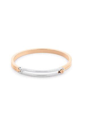 Armbånd i rosaguld og sølvmetal med minimalistisk design og lille indgraveret logo på låsen.