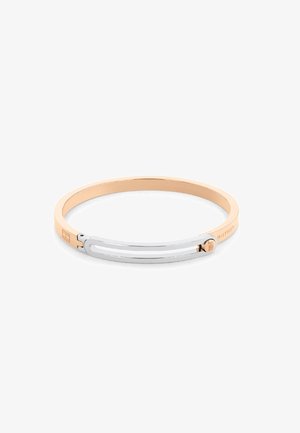 Armbånd i rosaguld og sølvmetal med minimalistisk design og lille indgraveret logo på låsen.
